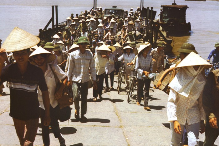 Miền Bắc 1973 - 1974. Một chuyến phà cập bến Hòn Gai, tỉnh Quảng Ninh. Ảnh. Günter Mosler.